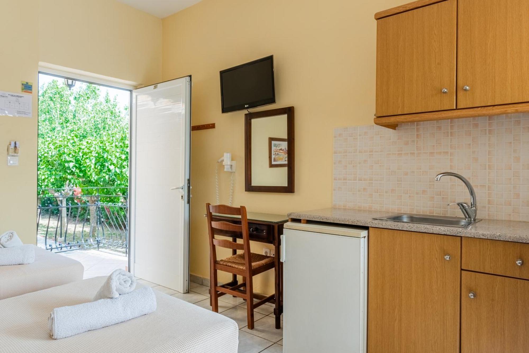 Village Inn Studios & Family Apartments Laganas Exteriör bild